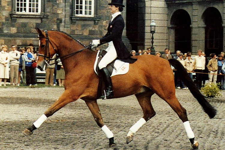 taktvoll, natürliche Haltung